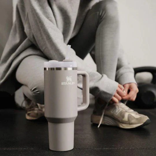 Quencher H2.0 Flowstate 1.18L Tumbler - Grey - Image 3