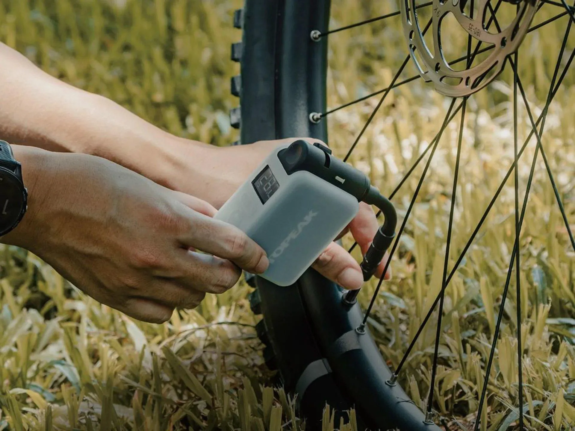 E-Booster Digital Mini Pump - Image 4